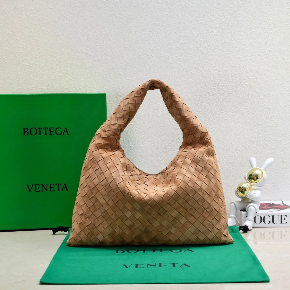 Batch 1860 #Bv New small size HOP bag - nubuck leather is here👇The bag body and handles are made of a whole piece of woven leather. The bag body is soft and lazy. Hop symbolizes the praise of innovation and eternal craftsmanship [love]. The pyramid silhouette combines practicality and fashion. It is modern and casual. The double-sided closure design of the bag mouth is more convenient and safe! The cowhide texture also makes the bag more wear-resistant and durable. A must-have for fashionable ladies who like minimalism yet comfortable and casual! Size: 41x20.5x7.5, Model: 3966#